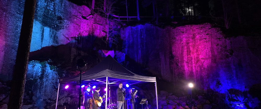 Vaikuttavasti sinisin ja violetein valoin valaistulla kallioisella esiintymislavalla on esitys käynnissä