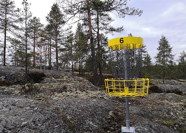 Kaustisen frisbeegolfrata - maasto uniikki yhdistelmä kalliota, metsää ja puistoa