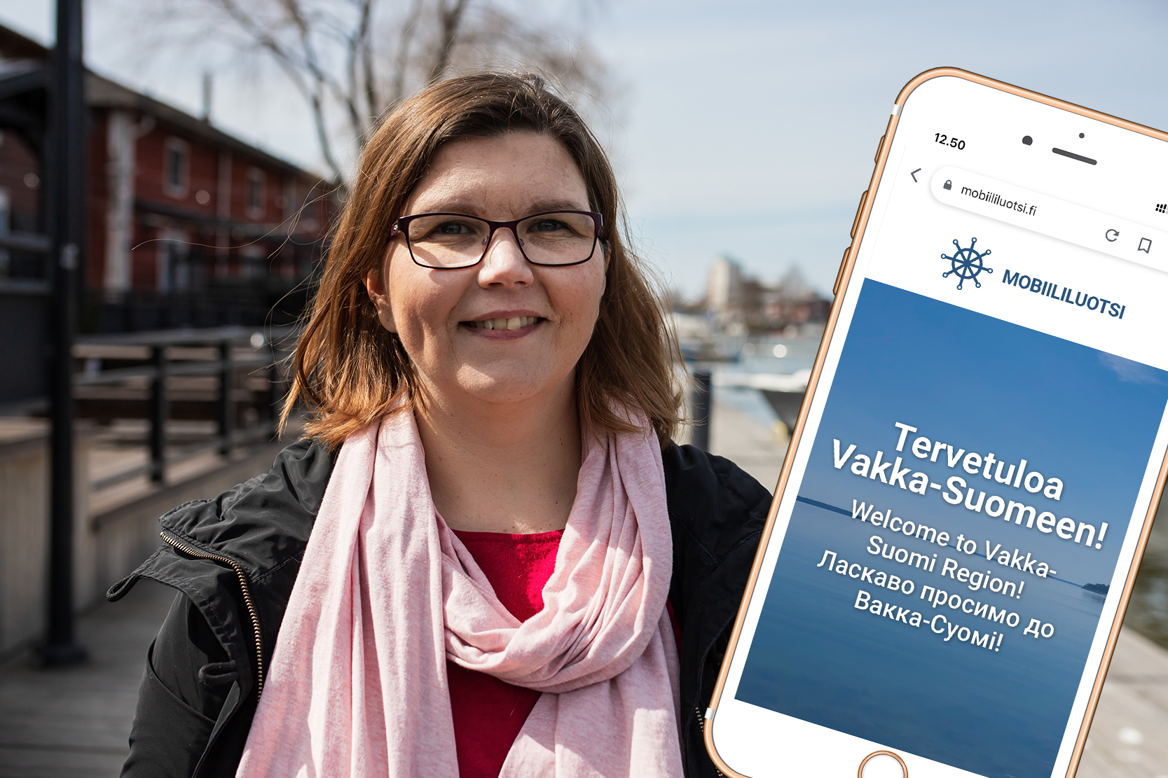 Kuvaa nainen sekä puhelin, jonka näytöllä lukee Tervetuloa Vakka-Suomeen!