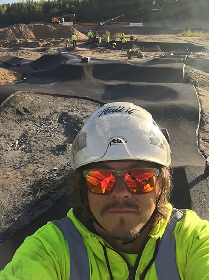 Juhana Koiviston selfie aurinkolasit päässä keskeneräinen työmaa taustalla